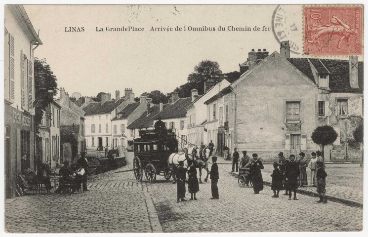 LINAS. - La Grande-Place. Arrivée de l'omnibus du chemin de fer. (1907), 7 lignes, 10 c, ad. 