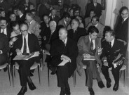 EVRY.- Une réunion publique en présence de M. PHILIPPE, préfet, de M. TROMBERT, sous-préfet, de M. L'HELGUEN, [1975], N et B. 