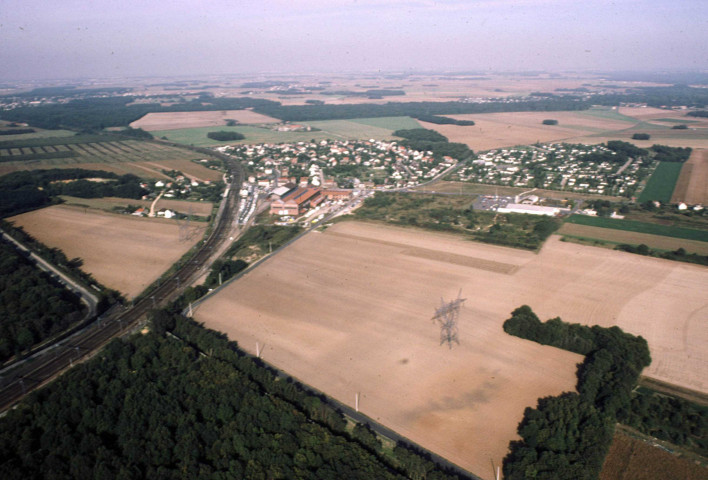 LARDY. - Le Pâté de Lardy : vue générale du hameau et de la ligne de chemin de fer (octobre 1980). 