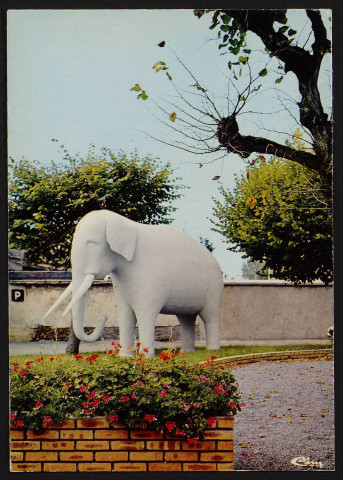SAINTE-GENEVIEVE-DES-BOIS.- Hameau de Liers : Eléphant en béton (26 novembre 1996). 