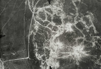 Observation aérienne, vue aérienne d'un bourg bombardé : photographie noir et blanc.
