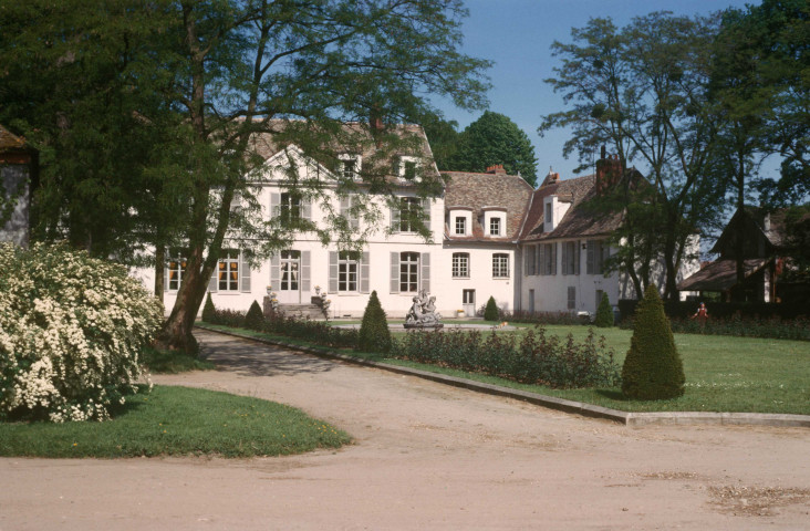 CHEPTAINVILLE. - Vue du château, côté cour ; couleur ; 5 cm x 5 cm [diapositive] (1964). 
