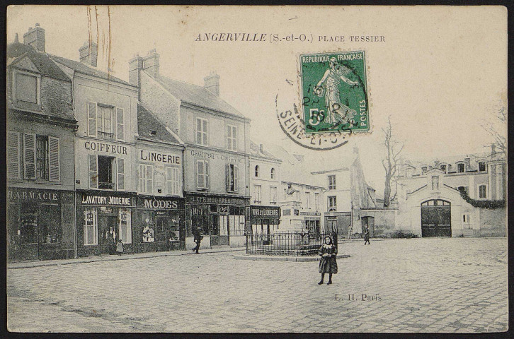 Angerville.- Place Tessier (28 février 1910). 