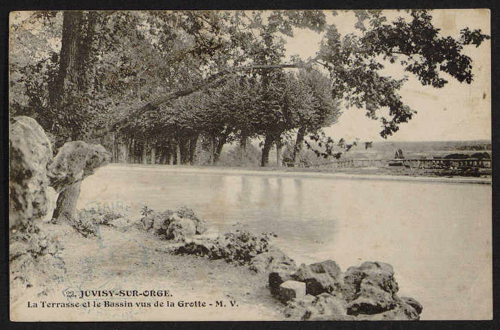 JUVISY-SUR-ORGE.- La terrasse et le bassin vus de la grotte (18 janvier 1915).