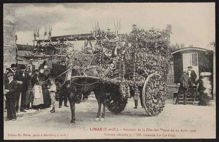 Linas.- Souvenir de la fête des fleurs du 22 août 1909 : Voiture décorée par MM. Lalande (2e prix) (1909). 