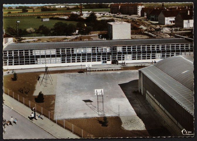 Brétigny-sur-Orge.- Groupe scolaire Verdun Langevin-Wallon (architecte Gilbert) [1960-1982]. 