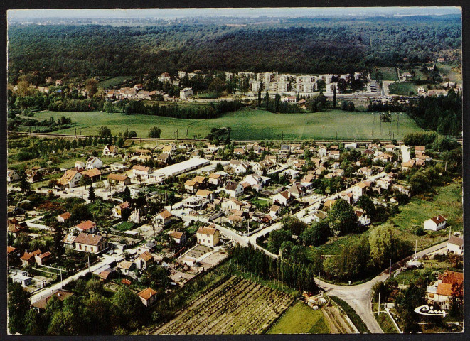 GIF-SUR-YVETTE.- Courcelles-sur-Yvette - Vue générale aérienne et résidence Parc du château de Courcelles, 1985. 