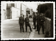 DRAVEIL.- Seconde guerre mondiale, cinq soldats allemands photographiées dans une rue [vers 1940-1944] ; n. et b. ; 8, 5 cm x 5, 5 cm. 