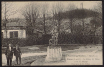 Linas.- Le maire, M. Pillon et M. Paul Allorge dans la propriété de M. Pillon [1904-1919]. 