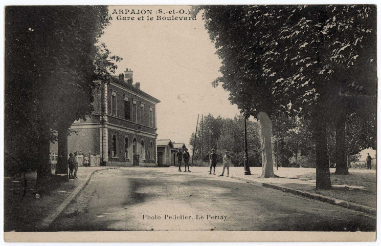 ARPAJON. - La gare et le boulevard, Pelletier, 1918, 3 mots, ad. 