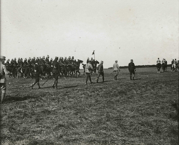 Rassemblement et revue des troupes, escorte à cheval du général Franchet d'Espèrey :  photographie noir et blanc.