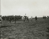 Rassemblement et revue des troupes, escorte à cheval du général Franchet d'Espèrey : photographie noir et blanc.