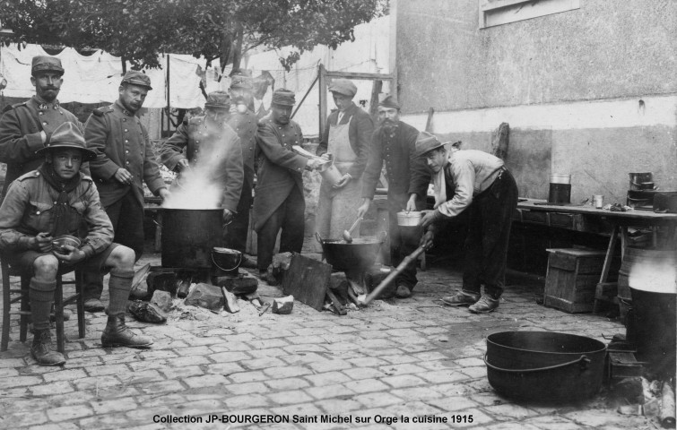 SAINT-MICHEL-SUR-ORGE.- Soldats faisant la cuisine dont un soldat allié (canadien) en train de manger, 1915.