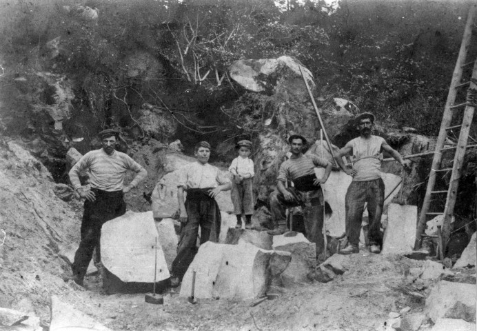 Groupe d'ouvriers posant devant l'objectif dans une carrière, 1910 