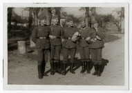 DRAVEIL.- Occupation de la ville par l'armée allemande : groupe de soldats allemands.