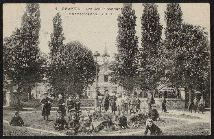 Draveil.- Les écoles pendant une récréation (11 août 1906). 