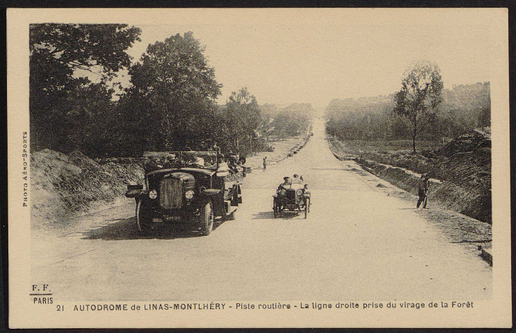 Linas.- Autodrome de Linas-Montlhéry : La ligne droite prise du virage de la forêt [1925-1935]. 
