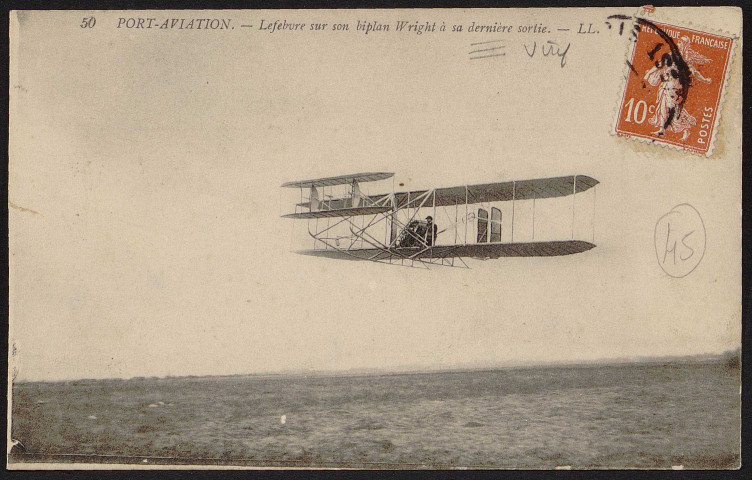 VIRY-CHATILLON.- Port-Aviation. Lefebvre sur son biplan Voisin à sa dernière sortie [1909].