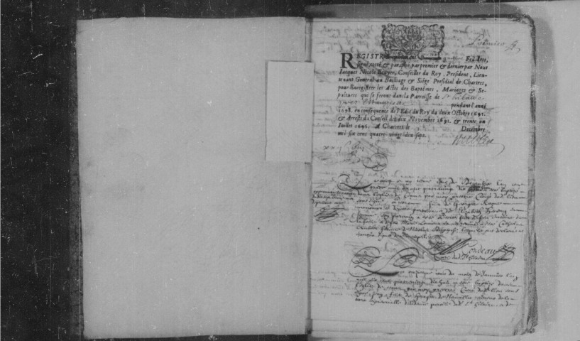 SAINT-HILAIRE. Paroisse Saint-Hilaire : Baptêmes, mariages, sépultures : registre paroissial (1696-1744). [Lacunes : B.M.S. (1705). Relié en désordre (1696-1698)]. 
