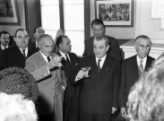 Réception à la mairie, 16 octobre 1964, 1 bande de 5 négatifs, noir et blanc. 