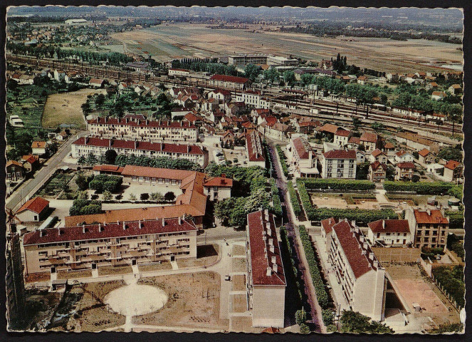 Brétigny-sur-Orge.- En avion au-dessus de Brétigny-sur-Orge et le boulevard de la République et le square [1975-1980]. 