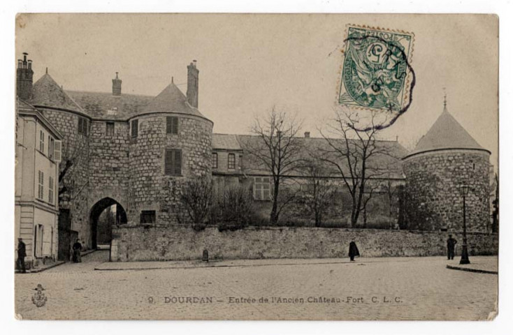 DOURDAN. - Entrée de l'ancien château-fort. CLC, 2 mots, 5 c, ad. 