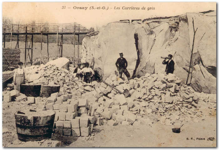 ORSAY. - Les carrières de grès, ouvriers au travail, v. 1913 [reproduction d'une carte postale] ; noir et blanc ; 15 cm x 10 cm (sans date).