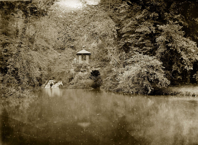 MEREVILLE. - Parc : cascade et kiosque du petit lac, (1874). 