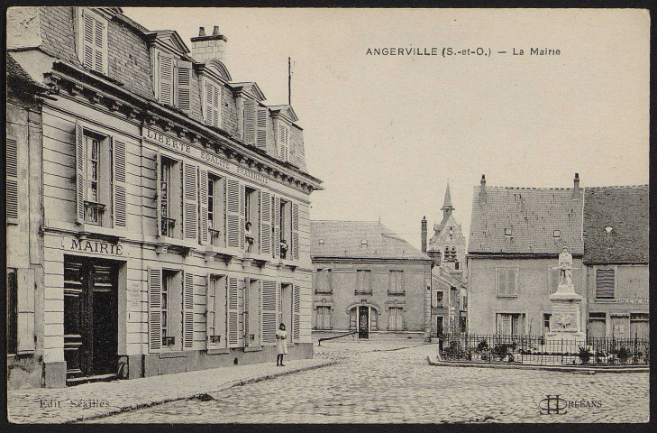 Angerville.- La mairie et le monument aux morts [1920-1930]. 