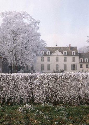 CHEPTAINVILLE. - Vue du château pendant l'hiver, arbres et jardin recouverts par le givre ; couleur ; 5 cm x 5 cm [diapositive] (1964). 