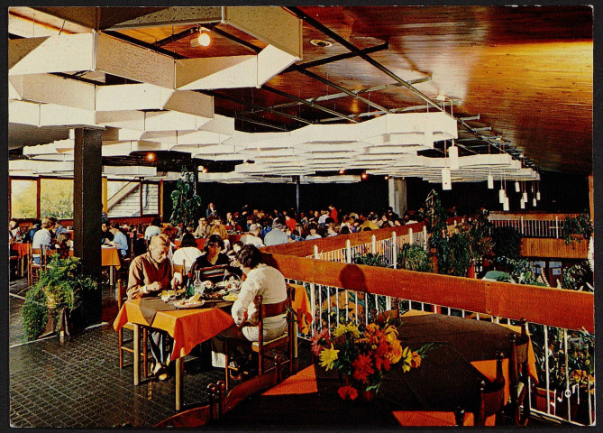 Dourdan .- Villages Vacances Familles, le Normont : salle de restaurant [1970-1990]. 