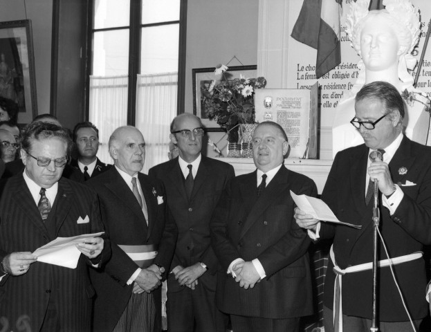 Discours de Monsieur de GANAY, maire de Courances (5è), en présence d'Alain POHER, président du Sénat, (4è), de Roger BOSC BIERNE, maire d'ONCY-SUR-ECOLE (2è) et autres personnalités, 15 octobre 1970, négatif, noir et blanc.