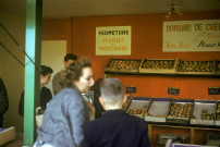 CHEPTAINVILLE. - Domaine de Cheptainville, vente de la production au détail ; couleur ; 5 cm x 5 cm [diapositive] (1961). 