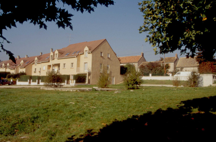 BREUILLET. - PORT SUD : des maisons d'habitation (novembre 1994). 