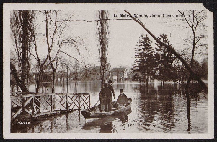 JUVISY-SUR-ORGE.- Inondation 1910 : le maire, député, visitant les sinistrés (mai 1910).