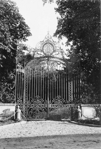 SAINT-CLAIR. - Les grilles du Château : photographie N. et B. collée, Dim. 114 x 167 cm. 