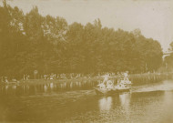 ORSAY. - Joutes sur le canal, août 1898 : photographie N. et B. collée sur album, Dim. 114 x 167 cm. 