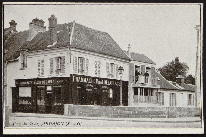 Arpajon.- Pharmacie et laboratoire d'analyses au coin du pont [1904-1930]. 