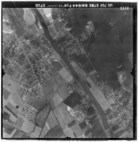 RIS-ORANGIS, DRAVEIL. - Vue aérienne verticale prise par les alliés pendant la seconde guerre, 1943-1945, N et B. Dim. 26 x 23,5 cm. 