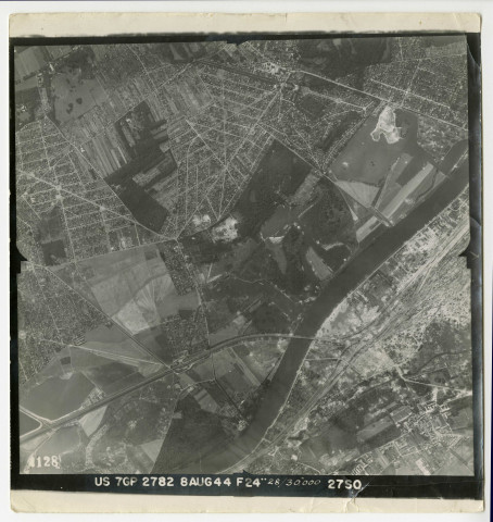 ATHIS-MONS, JUVISY-SUR-ORGE, DRAVEIL, VIGNEUX-SUR-SEINE. - Vue aérienne verticale prise par les alliés pendant la seconde guerre, 1943-1945, N et B. Dim.26 x 24 cm. 