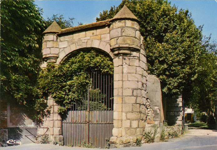ORSAY. - La vieille porte de la Bouvèche. Editeur Combier Imprimeur Mâcon. 