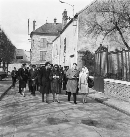 Jean MARAIS, Dominique MARNY, Edouard DERMIT et des personnalités communales se rendent à pied de la mairie au collège, 22 mars 1964, négatif noir et blanc, 1964.