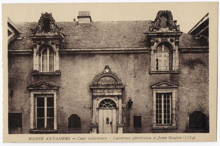 ETAMPES. - Musée d'Etampes, cour intérieure, lucarnes attribuées à Jean Goujon (1554) [Editeur Rameau, sépia]. 