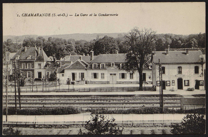 Chamarande.- La gare ferroviaire et la gendarmerie (17 août 1929). 
