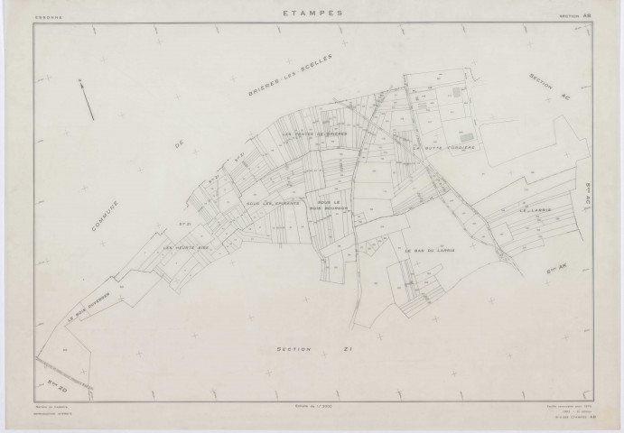 ETAMPES, plans minutes de conservation : tableau d'assemblage u ,1970, Ech. 1/5000, tableau d'assemblage r, 1970, Ech. 1/20000 ; plans des sections AB, AC, AR, AT, BC, BH, BI, BK,BN, BO, YA, YB, YC, YD, YE, YH, YI, YK, ZA, ZB, ZC, ZD, ZE, ZH, ZI, ZK, ZL, ZM, ZN, ZO, ZP, ZR, ZS, ZT, ZV, ZW, ZX, ZY, 1970, Ech. 1/2000, sections AD, AE, AH, AI, AK, AL, AM, AN, AO, AP, AS, AV, AW, AX, AY, BD, BE, BL, BM, 1970, Ech. 1/1000. Polyester. N et B. Dim. 105 x 80 cm [59 plans]. 