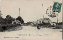 ANGERVILLE. - Entrée du pays. Route de Méréville, Melles Boulard, 1906, 3 mots, 5 c, ad. 