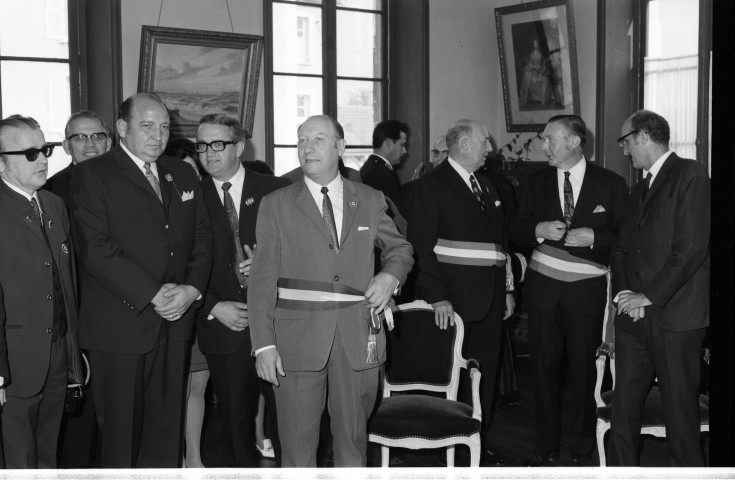 Personnalités allemandes, Clovis LELONG, maire de MILLY-LA-FORET (au centre de face), et autres maires du canton, dans les locaux de la mairie, 15 octobre 1970, négatif, noir et blanc.