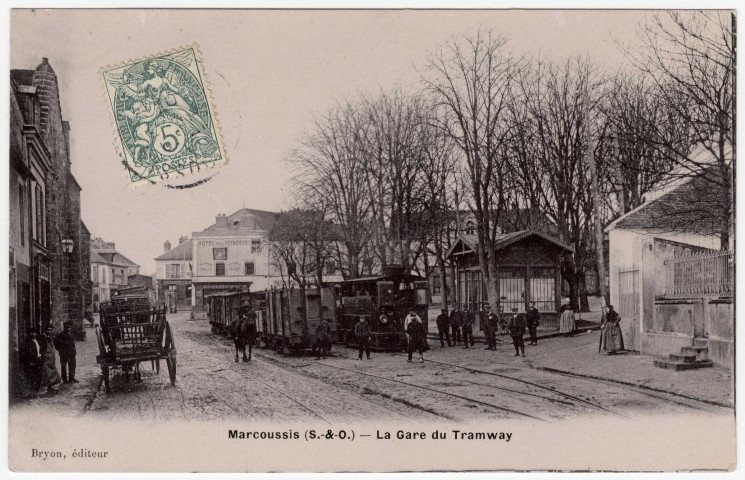 MARCOUSSIS. - La gare du tramway [Editeur Bryon, (1907), timbre à 5 centimes, 2 BB77/8, sépia] 
