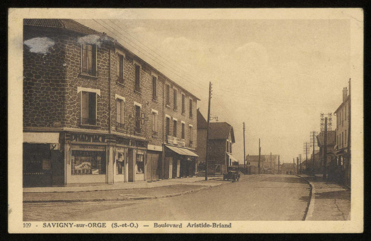 SAVIGNY-SUR-ORGE. - Boulevard Aristide Briand. (Sépia.) 
