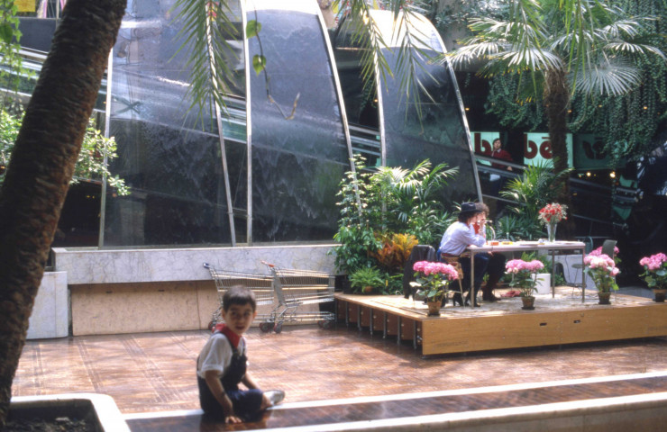 EVRY centre. - Centre commercial Evry II, vues intérieures : une boîte de diapositives (juin 1980). 